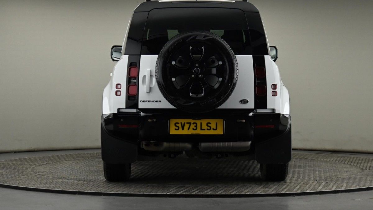 Land Rover Defender 110 Image 25