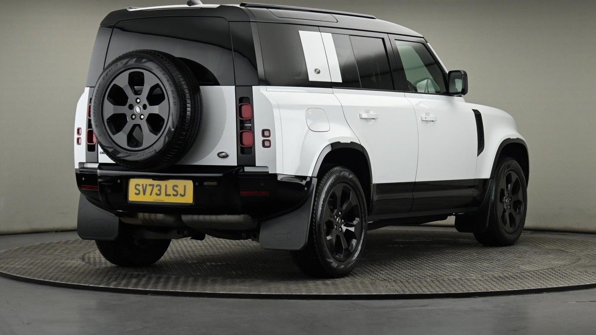 Land Rover Defender 110 Image 26