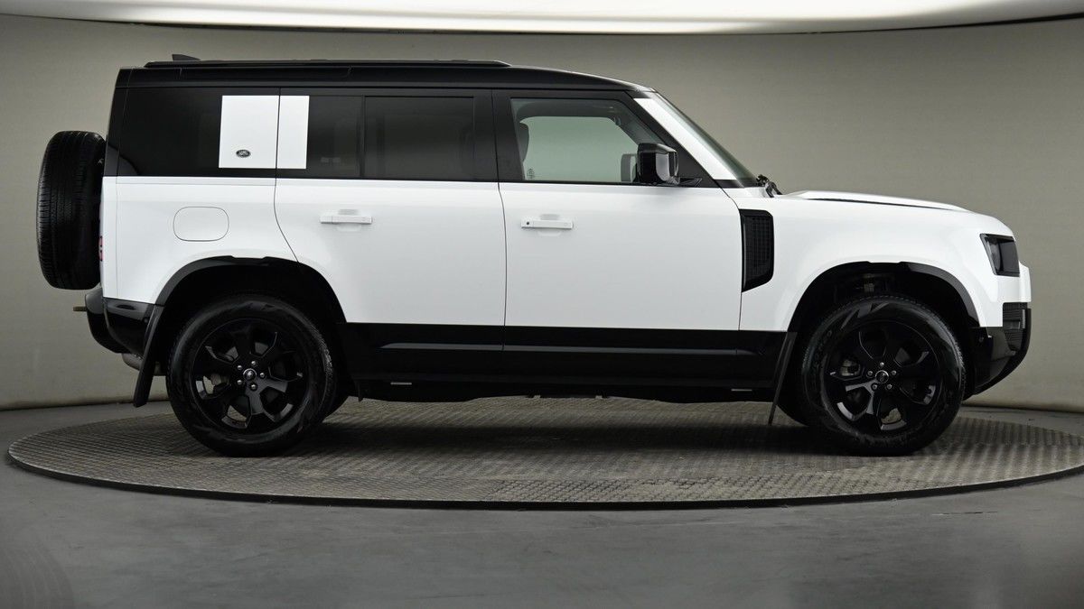 Land Rover Defender 110 Image 27