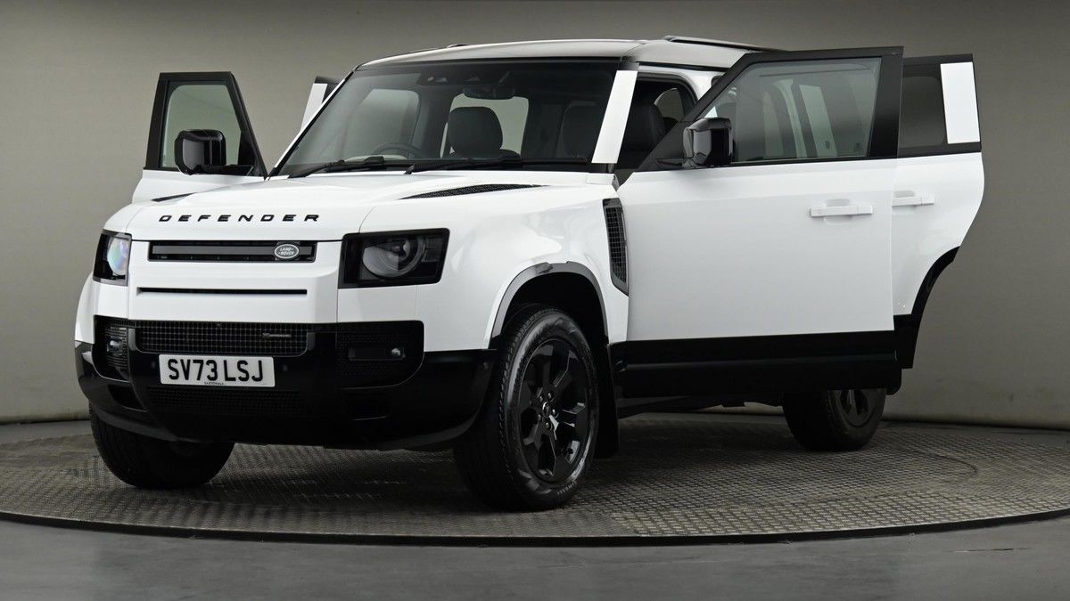 Land Rover Defender 110 Image 28