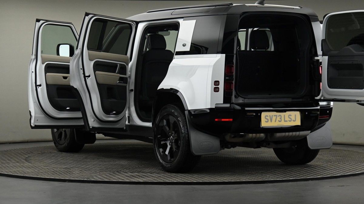 Land Rover Defender 110 Image 29