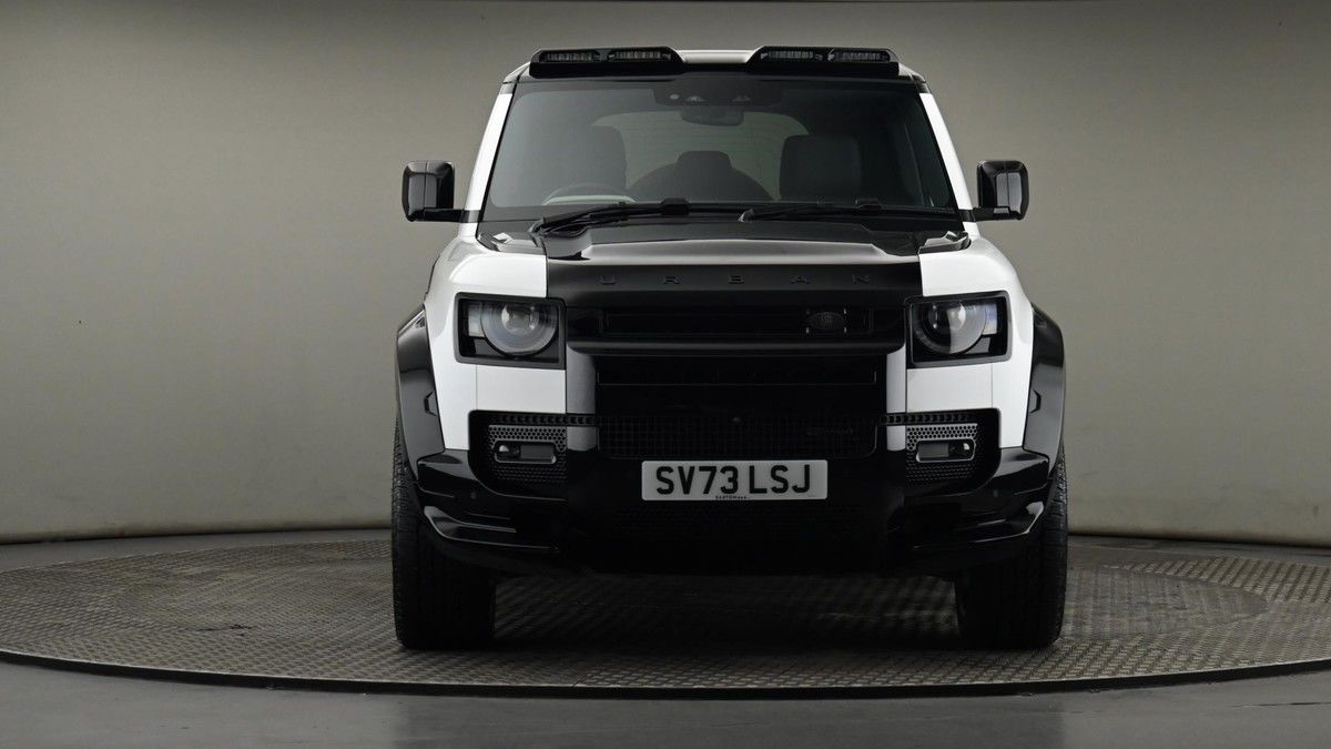Land Rover Defender 110 Image 21