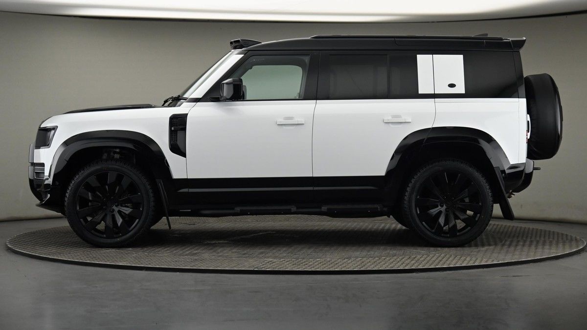 Land Rover Defender 110 Image 23