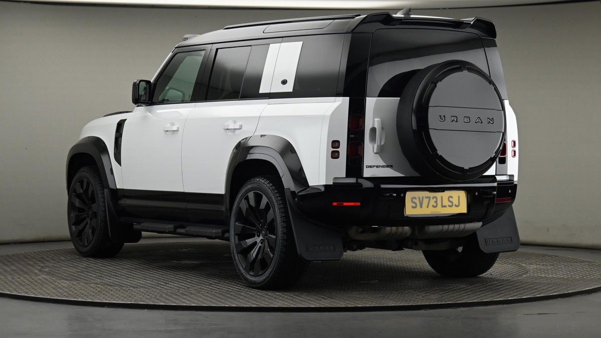 Land Rover Defender 110 Image 24