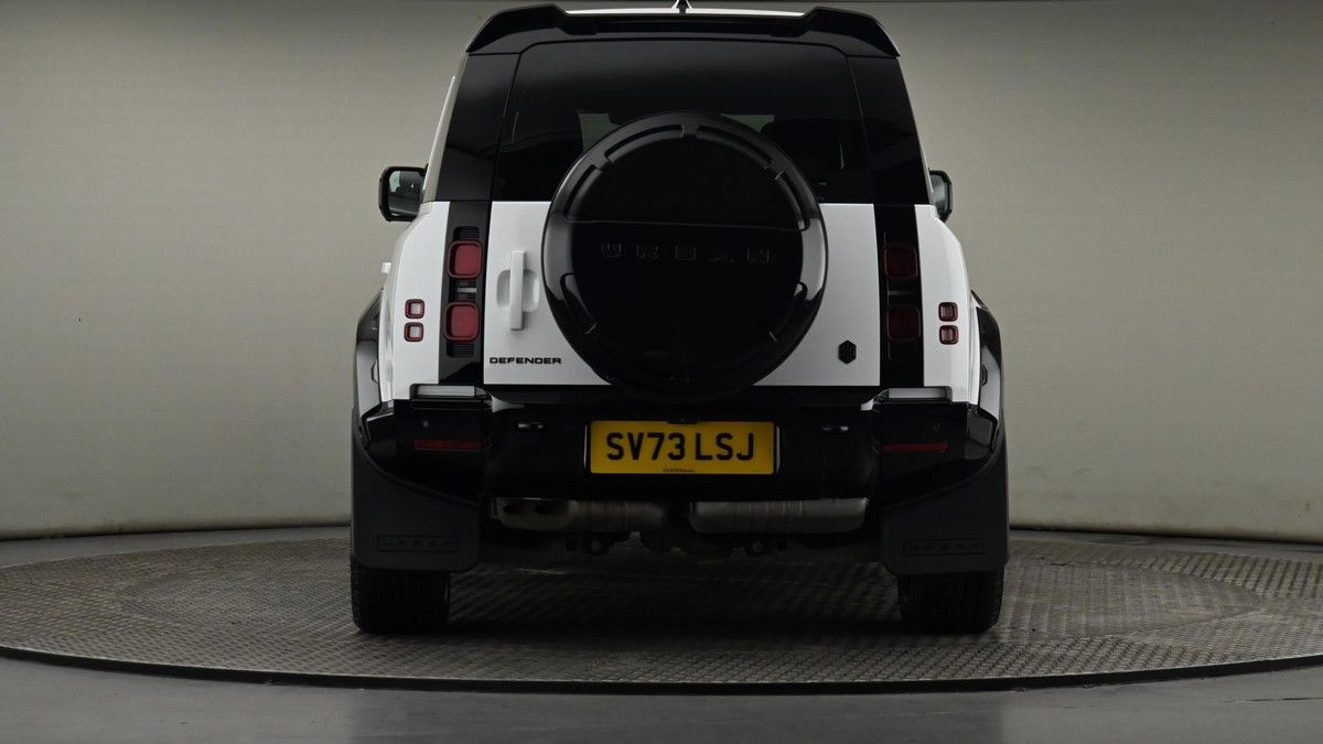 Land Rover Defender 110 Image 25