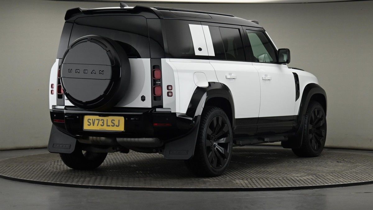 Land Rover Defender 110 Image 26