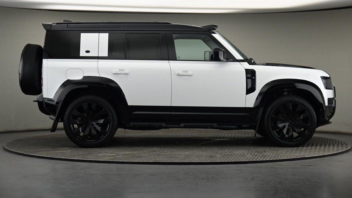 Land Rover Defender 110 Image 27