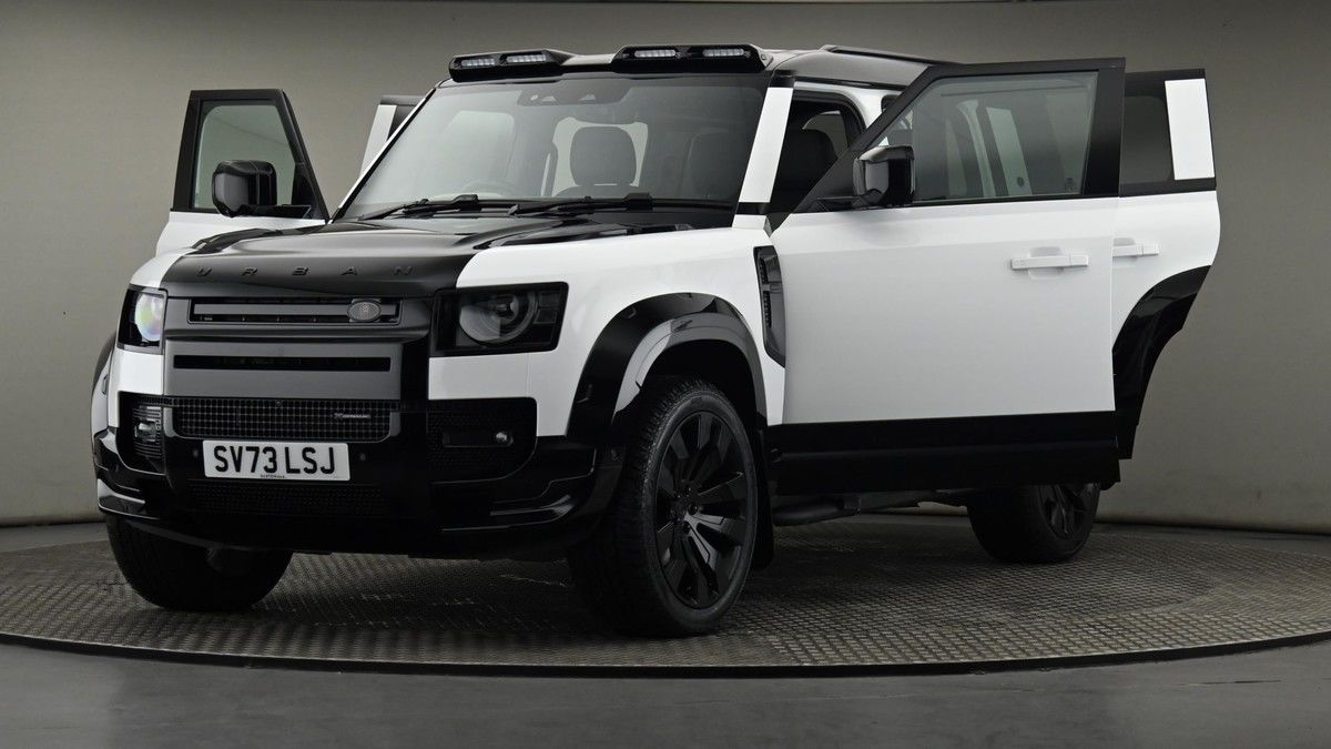 Land Rover Defender 110 Image 28