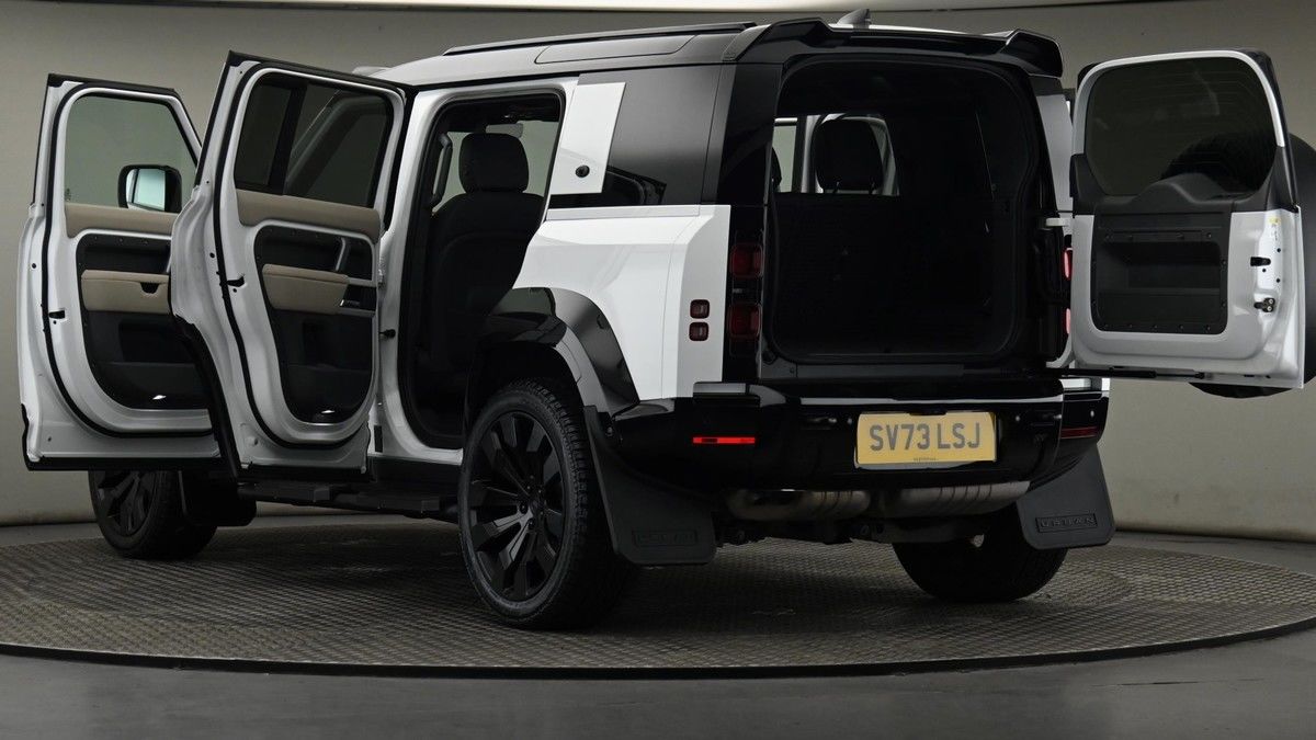 Land Rover Defender 110 Image 29