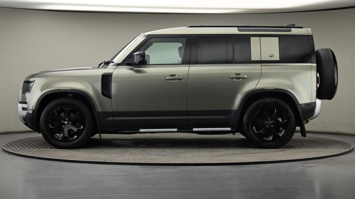 Land Rover Defender 110 Image 23