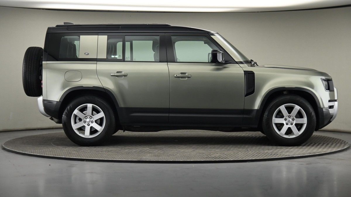 Land Rover Defender 110 Image 27