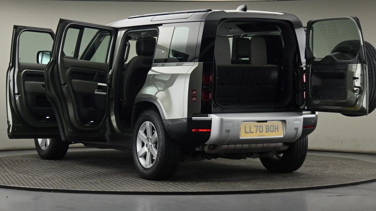 Land Rover Defender 110 Image 29