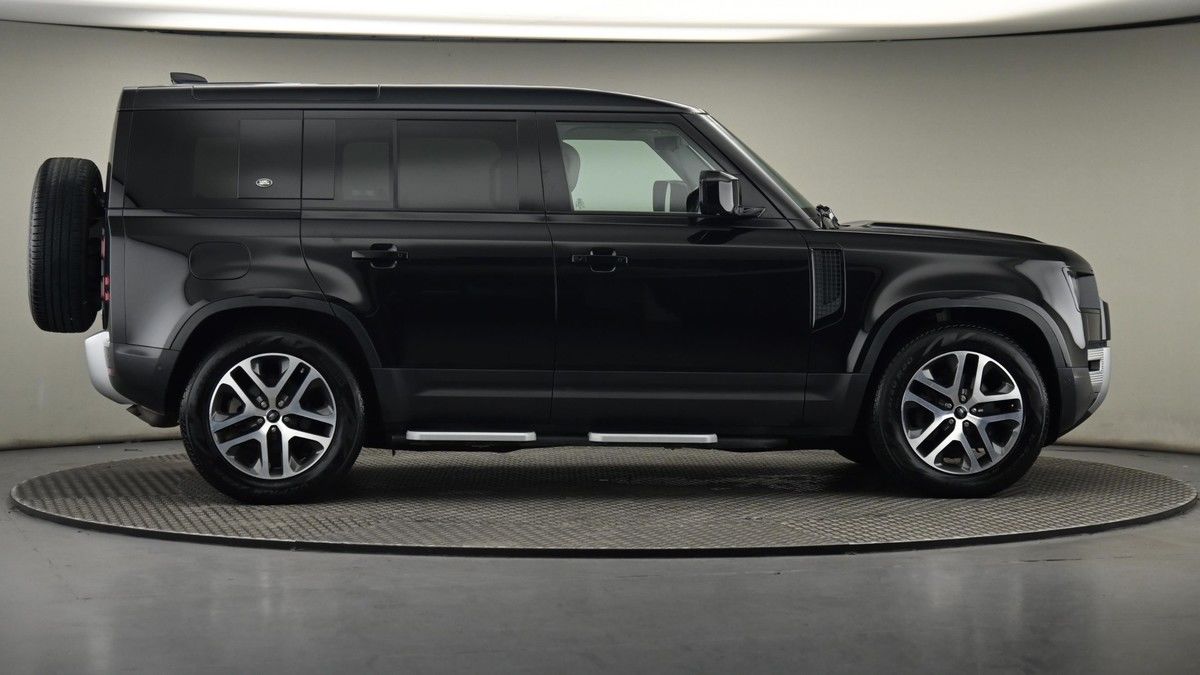 Land Rover Defender 110 Image 27