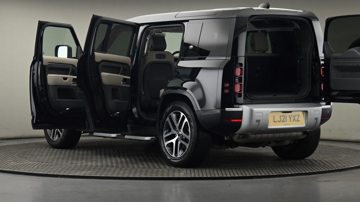 Land Rover Defender 110 Image 29