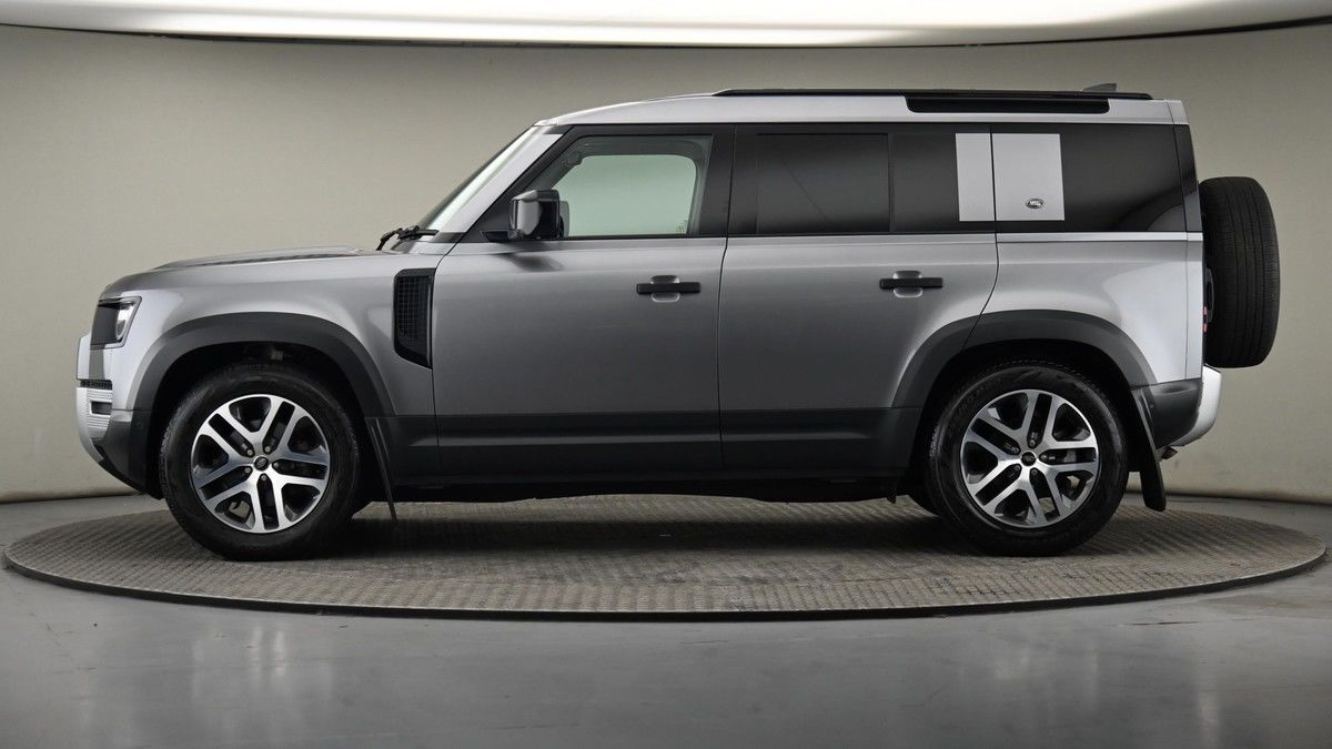Land Rover Defender 110 Image 22