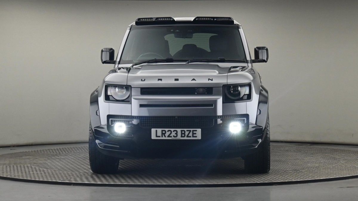 Land Rover Defender 110 Image 21