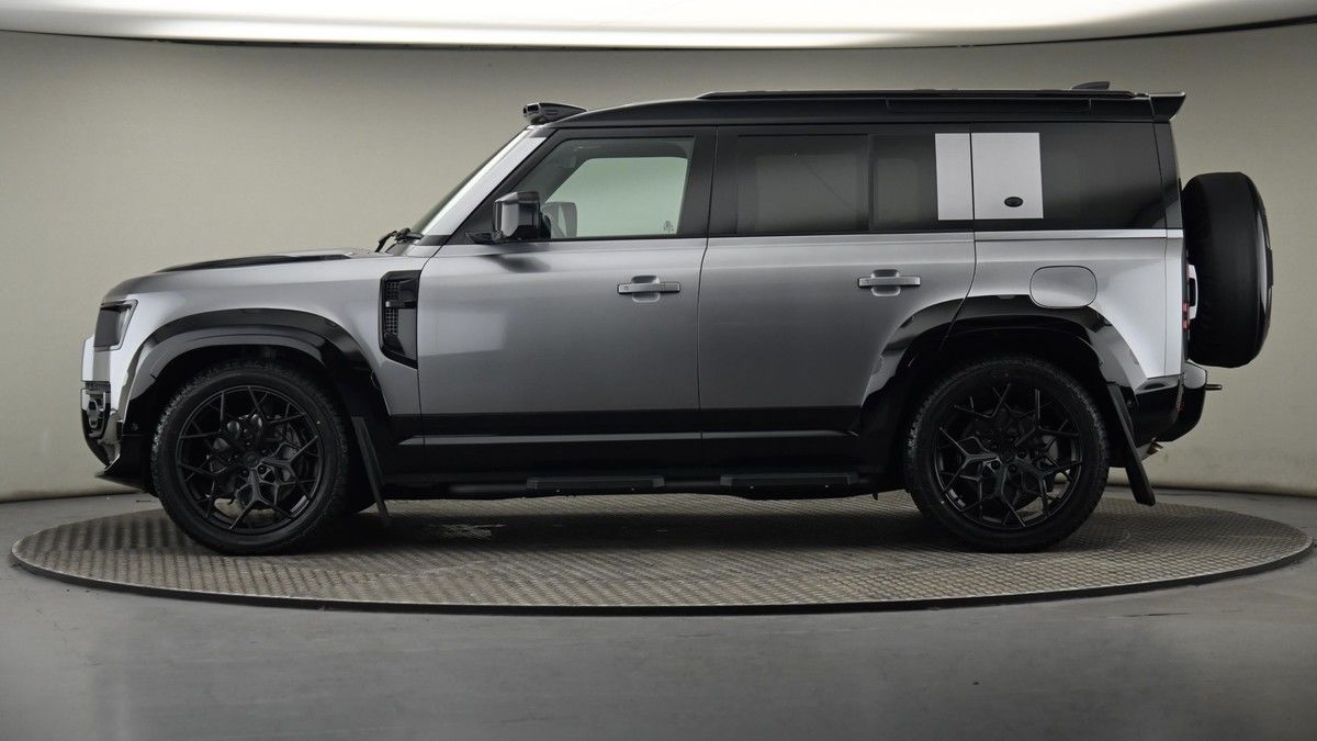 Land Rover Defender 110 Image 23