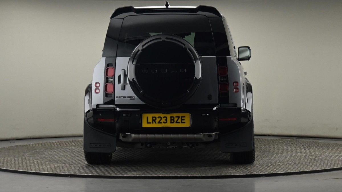 Land Rover Defender 110 Image 25