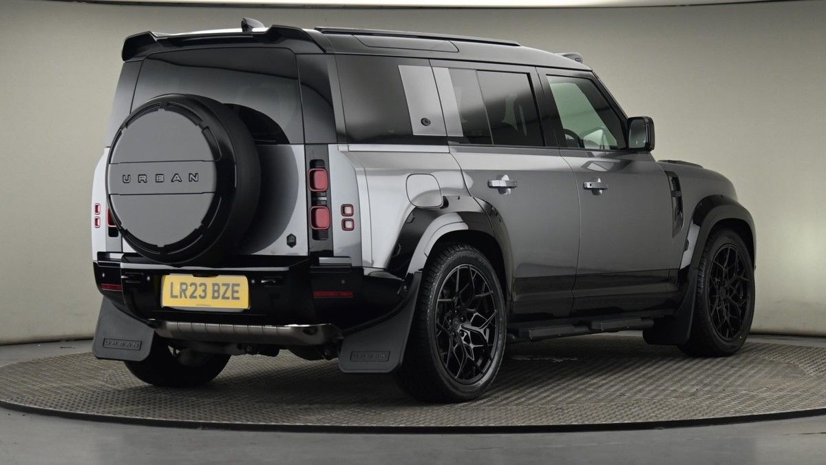 Land Rover Defender 110 Image 26