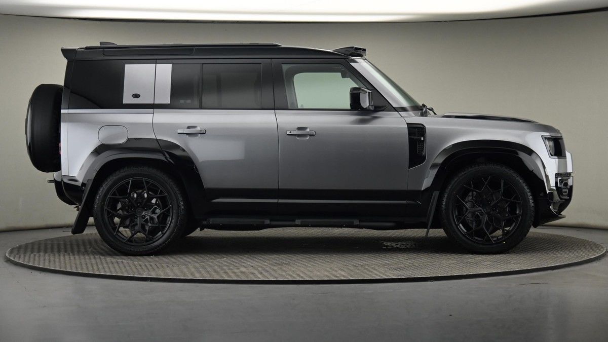 Land Rover Defender 110 Image 27