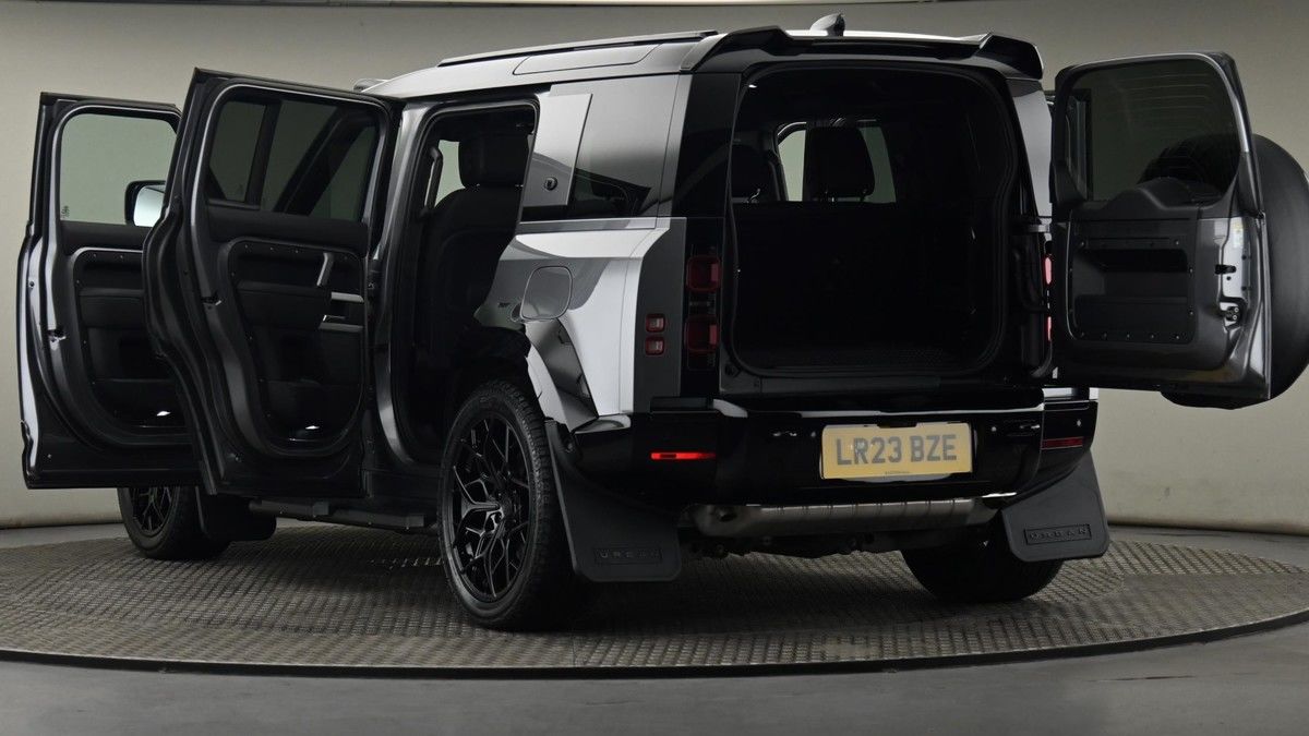 Land Rover Defender 110 Image 29