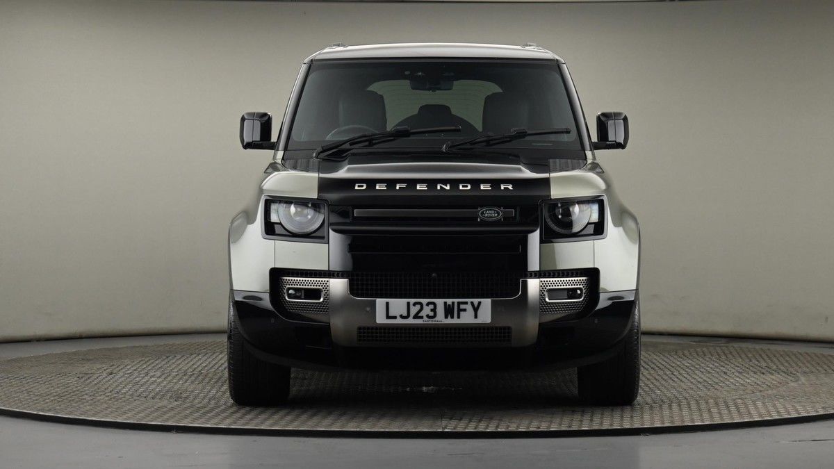 Land Rover Defender 110 Image 21