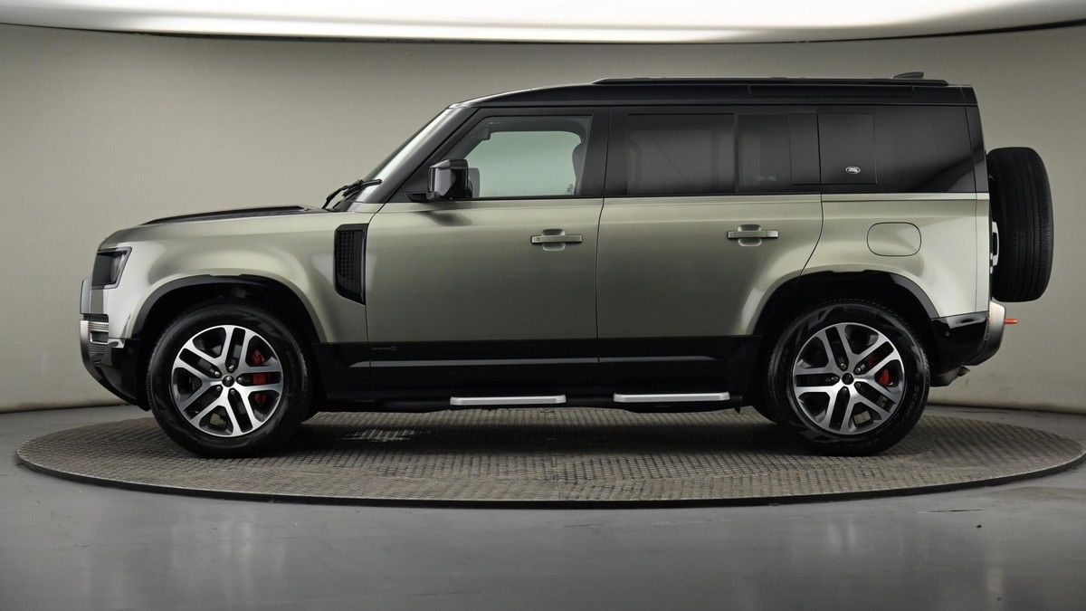 Land Rover Defender 110 Image 23
