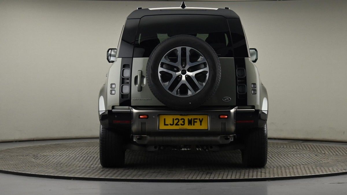 Land Rover Defender 110 Image 25