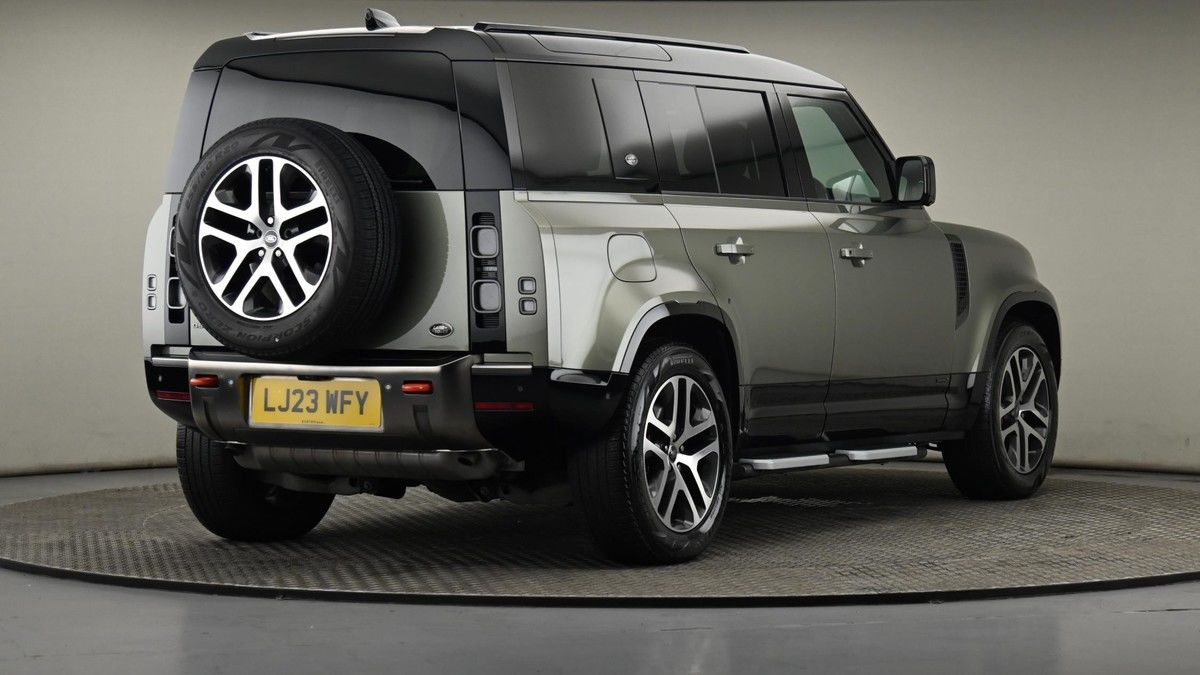 Land Rover Defender 110 Image 26