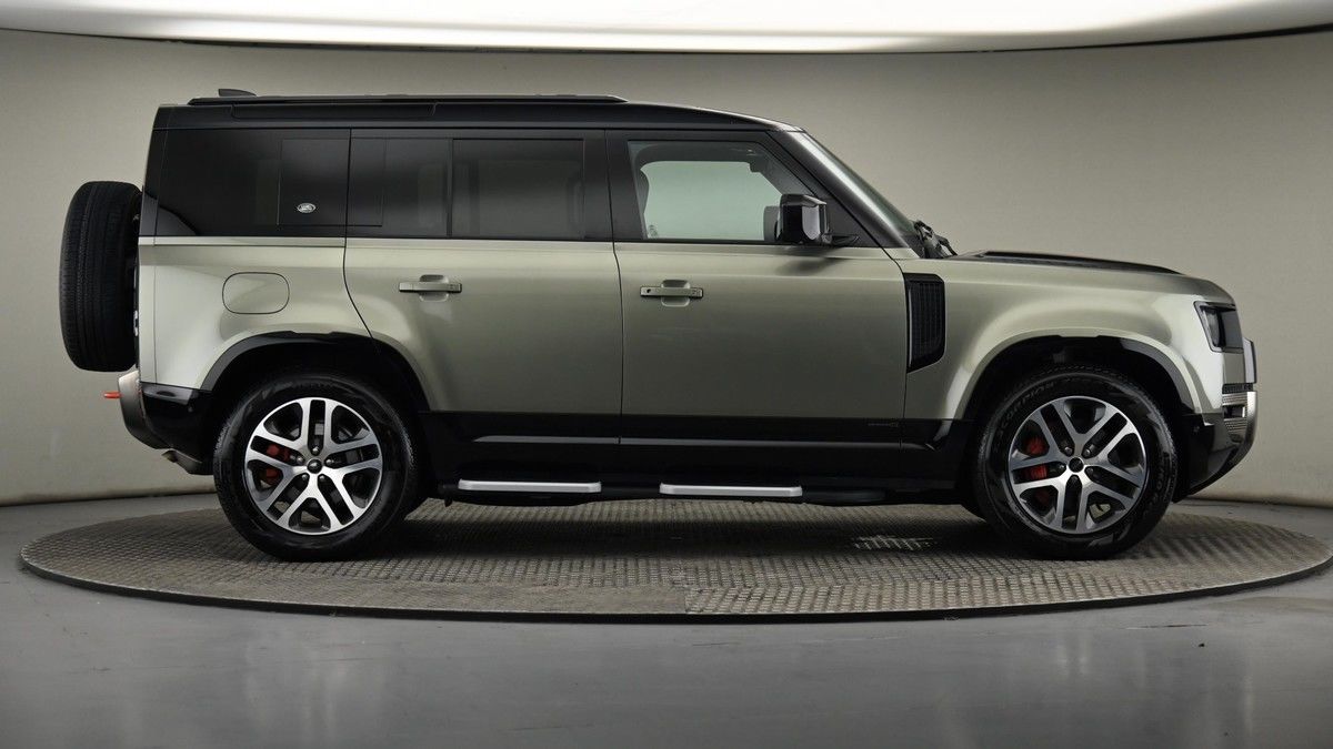 Land Rover Defender 110 Image 27