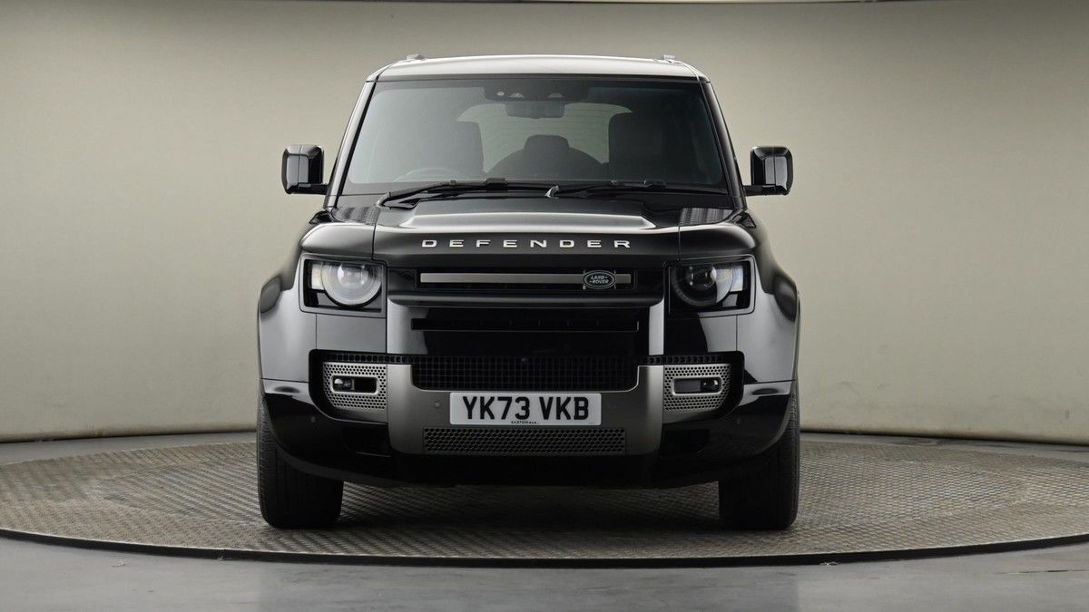 Land Rover Defender 110 Image 21