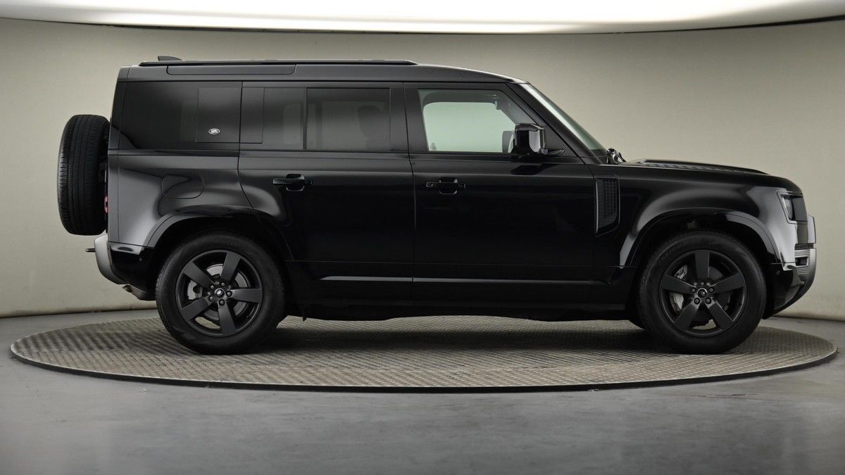 Land Rover Defender 110 Image 27