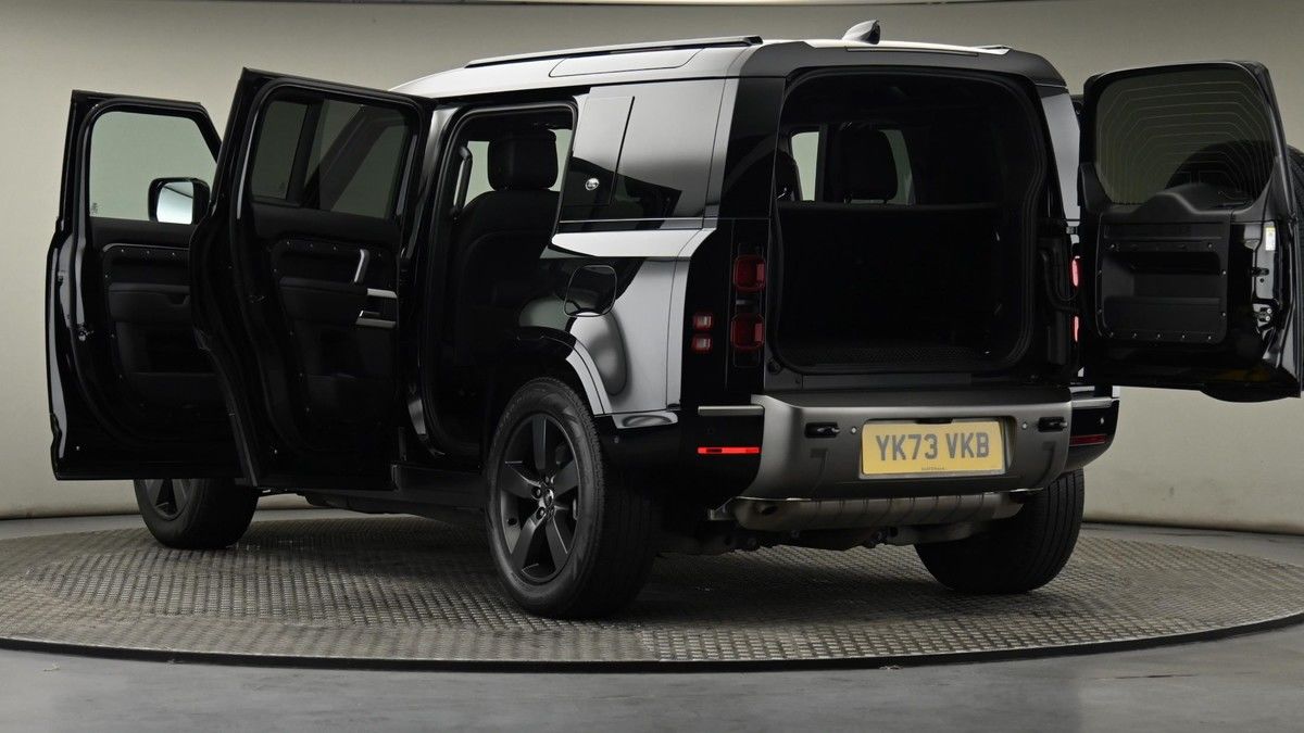 Land Rover Defender 110 Image 29