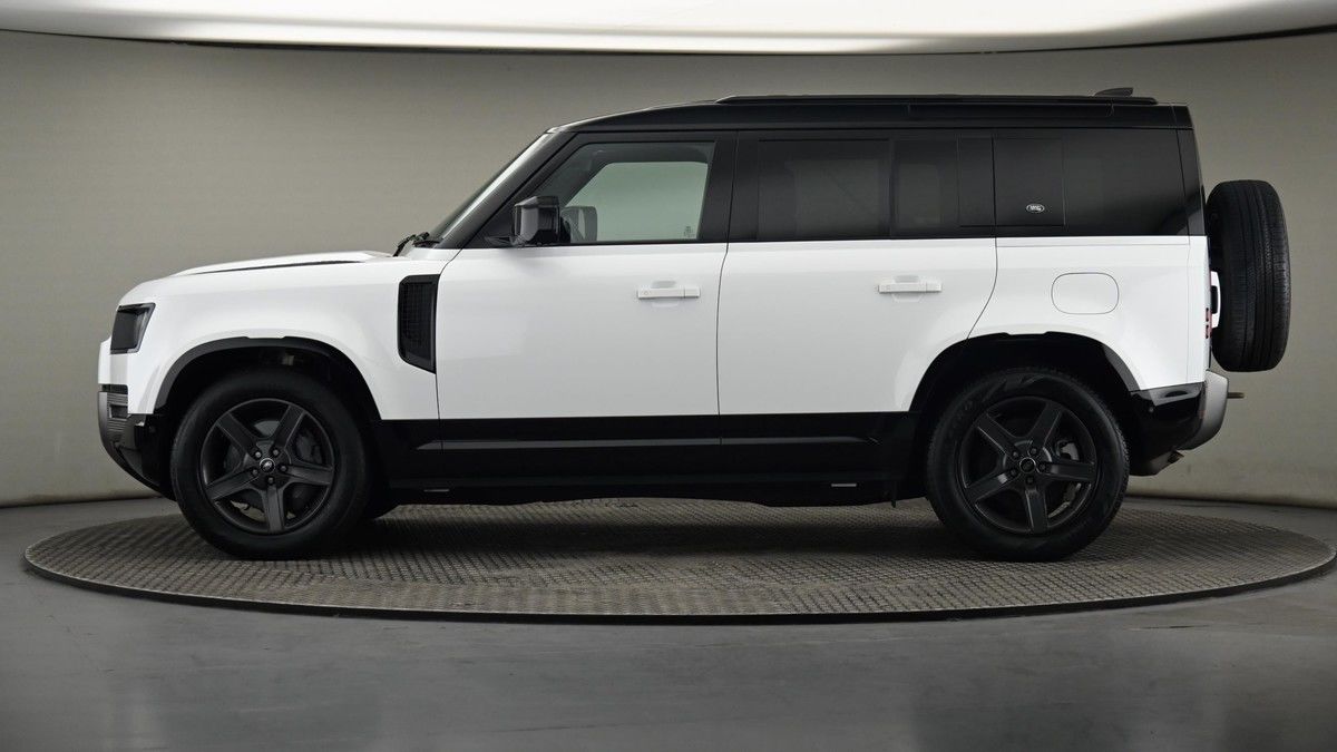 Land Rover Defender 110 Image 23