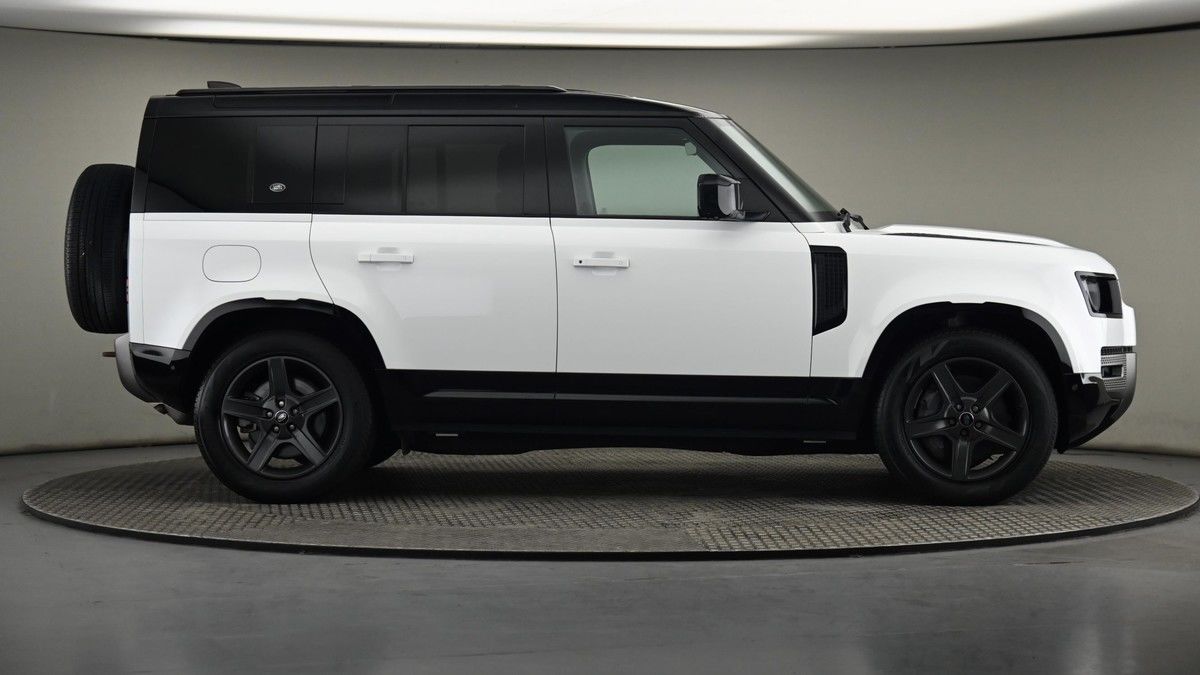 Land Rover Defender 110 Image 27