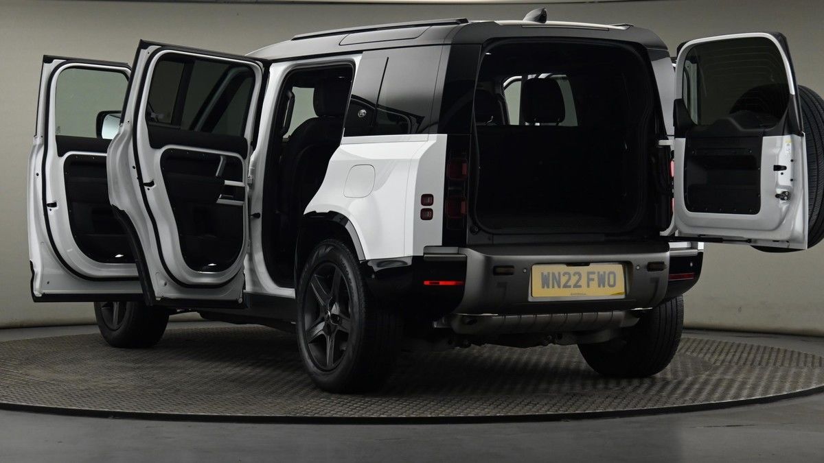 Land Rover Defender 110 Image 29
