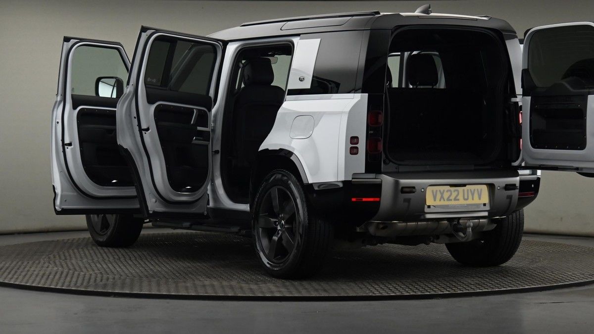 Land Rover Defender 110 Image 29