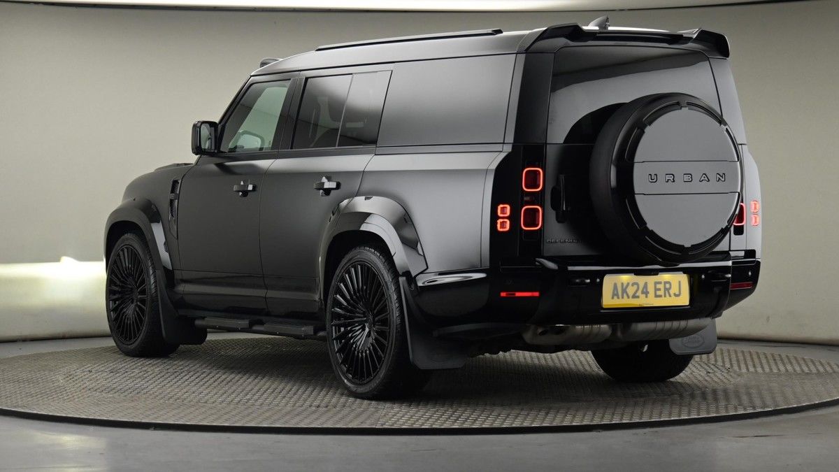 Land Rover Defender 130 Image 24