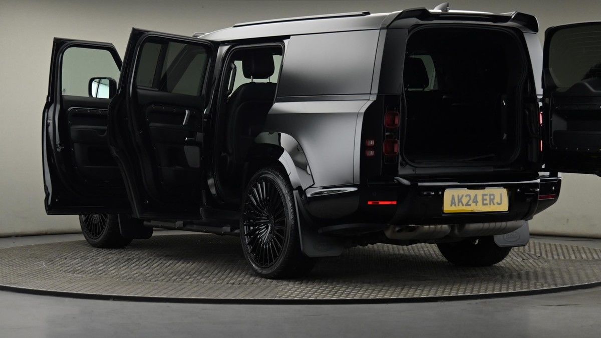 Land Rover Defender 130 Image 29
