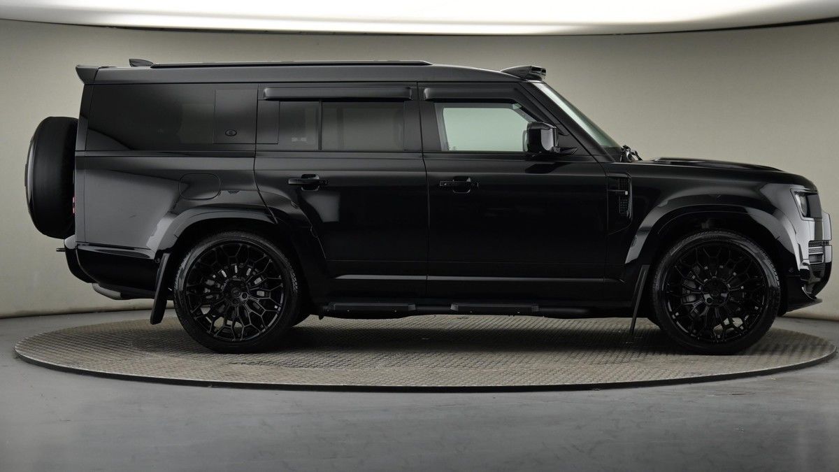 Land Rover Defender 130 Image 27