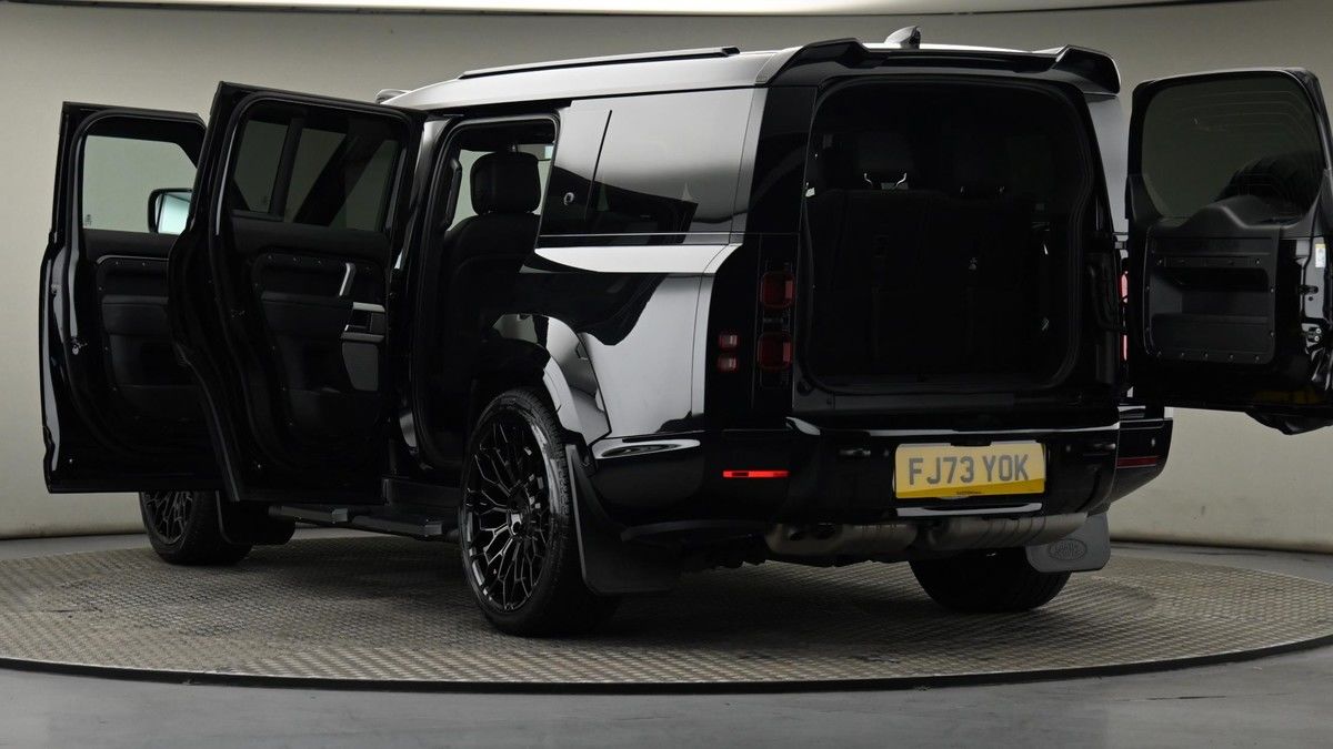 Land Rover Defender 130 Image 29