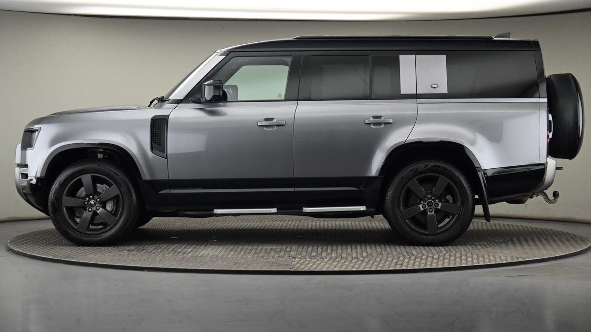 Land Rover Defender 130 Image 23