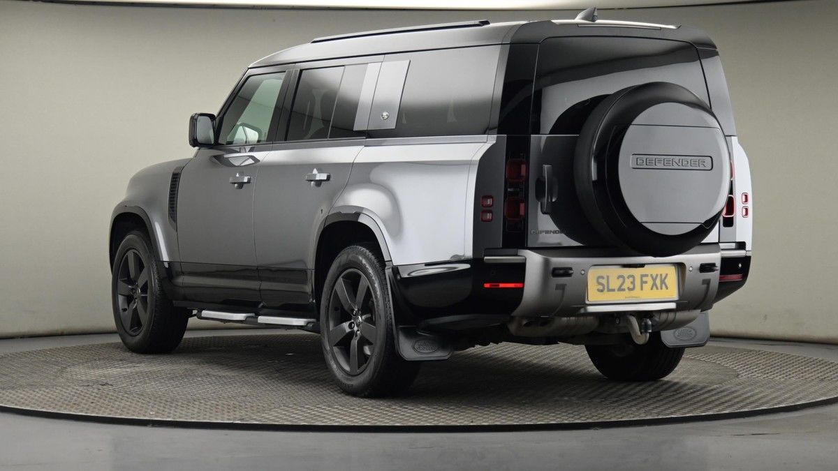 Land Rover Defender 130 Image 24