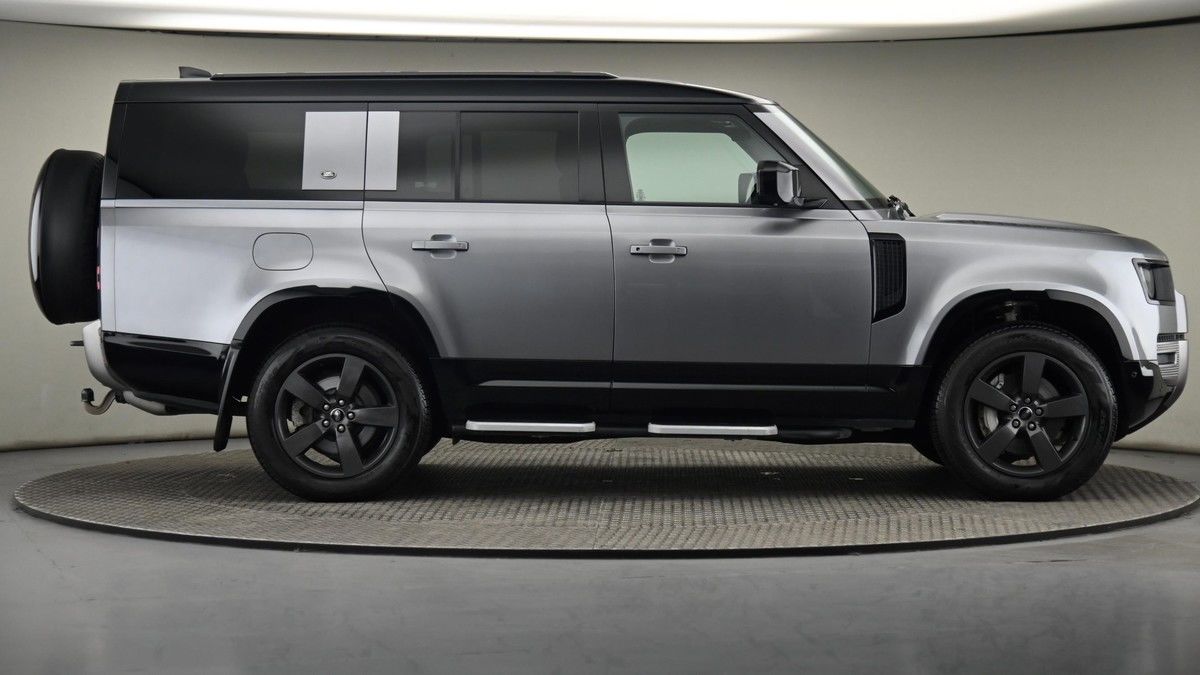 Land Rover Defender 130 Image 27