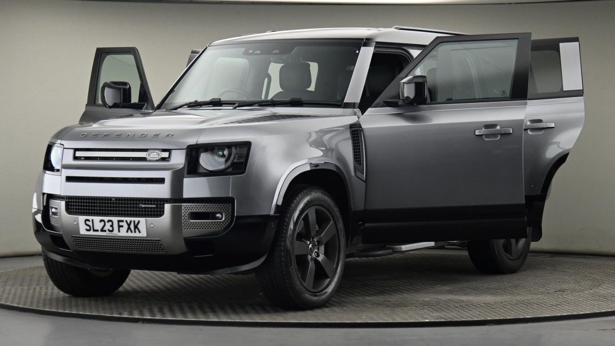 Land Rover Defender 130 Image 28