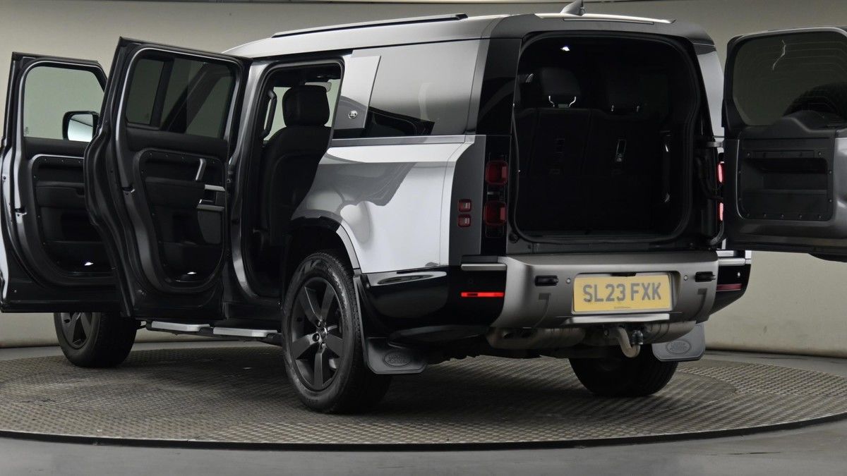 Land Rover Defender 130 Image 29