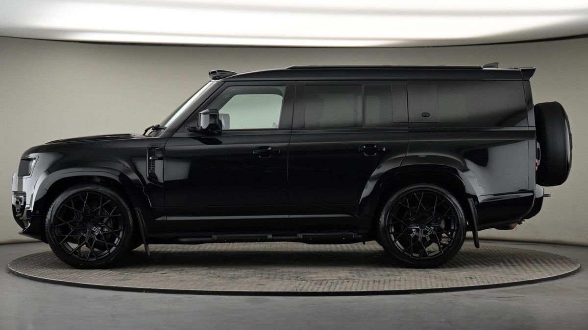 Land Rover Defender 130 Image 23