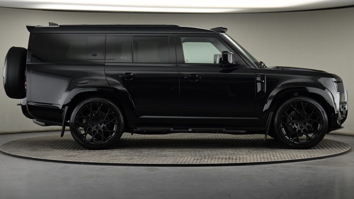 Land Rover Defender 130 Image 27