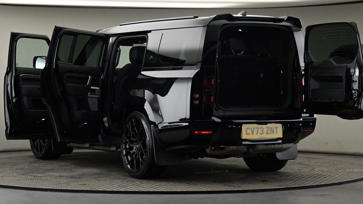 Land Rover Defender 130 Image 29