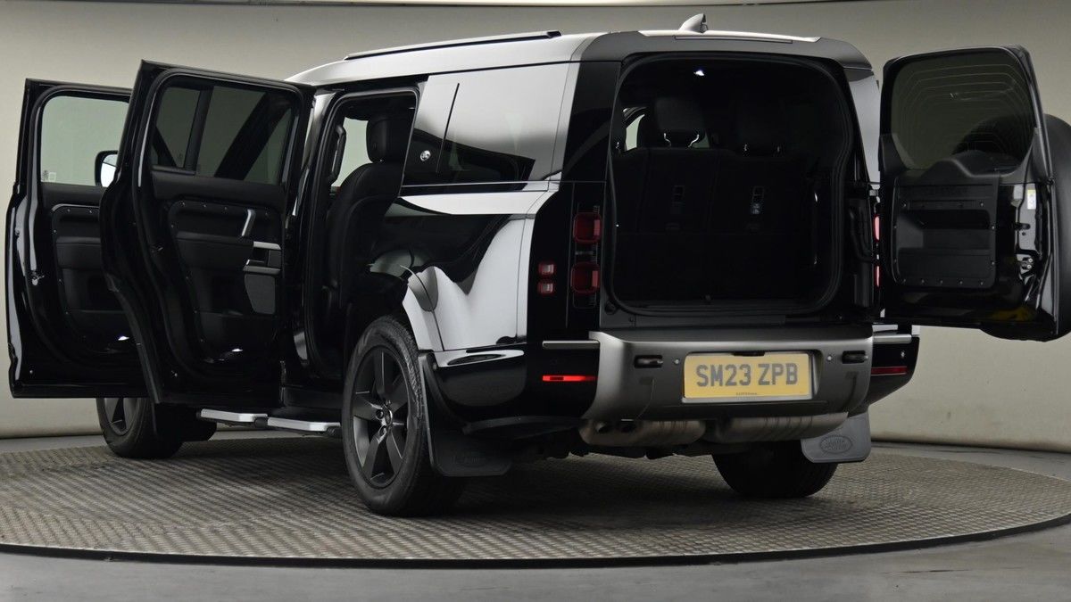 Land Rover Defender 130 Image 29